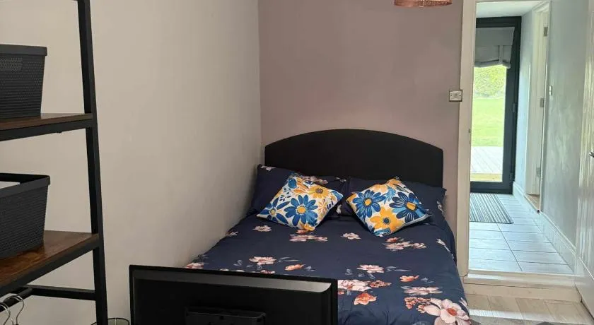 1 Bed Annexe Sleeps 2 -Garden -Harlow Mill Station - Image 1