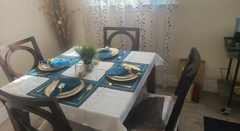 2 Bedroom house in East-York - Image 1