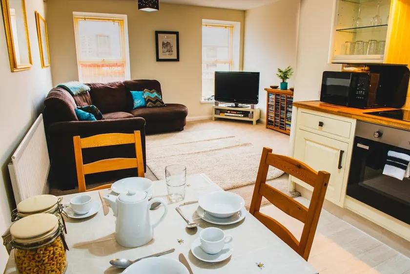 Central, spacious Atrium Apartments - Image 1