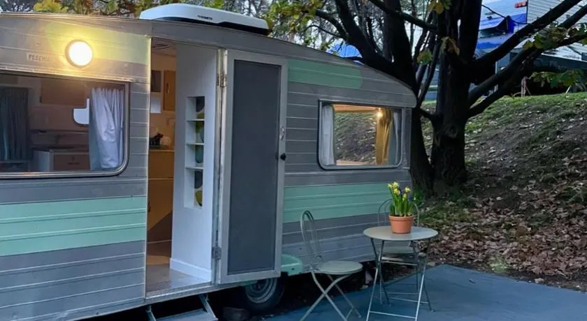 Castlemaine Gardens Vintage 60's Caravan - Image 1