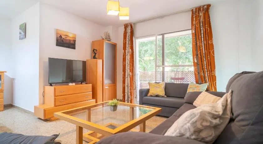 Amplio piso con 4 habitaciones para disfrutar de Málaga con parking gratuito - Image 1