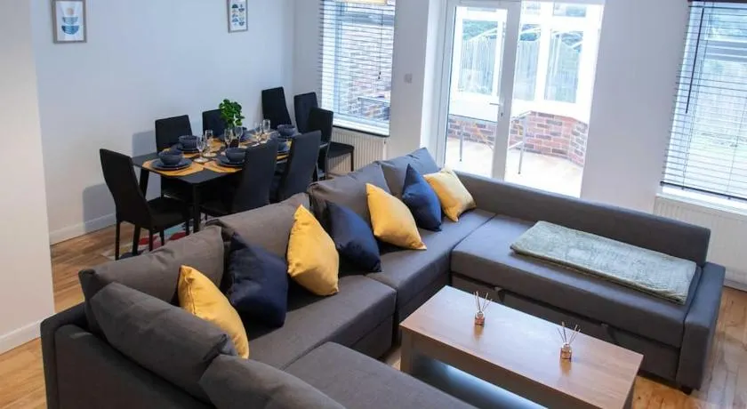 Spacious House in Brighton with large garden and free parking - Image 1
