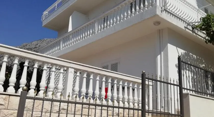 Apartment Villa Bajna - Image 1