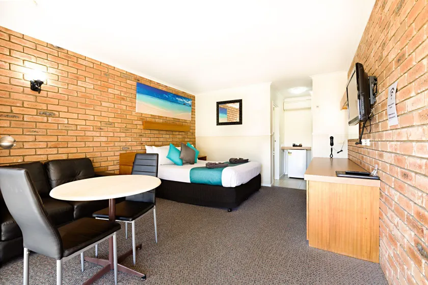 Statesman Motor Inn - Image 1