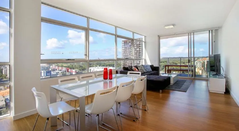 Gadigal Groove - Modern and Bright 3BR Executive Apartment in Zetland with Views - Image 1