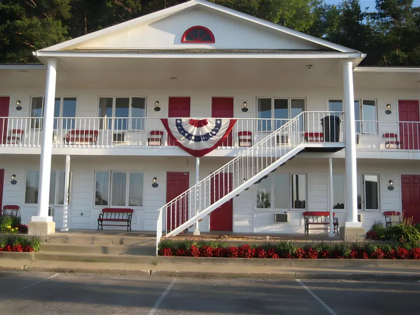 Bay Inn of Petoskey - Image 1