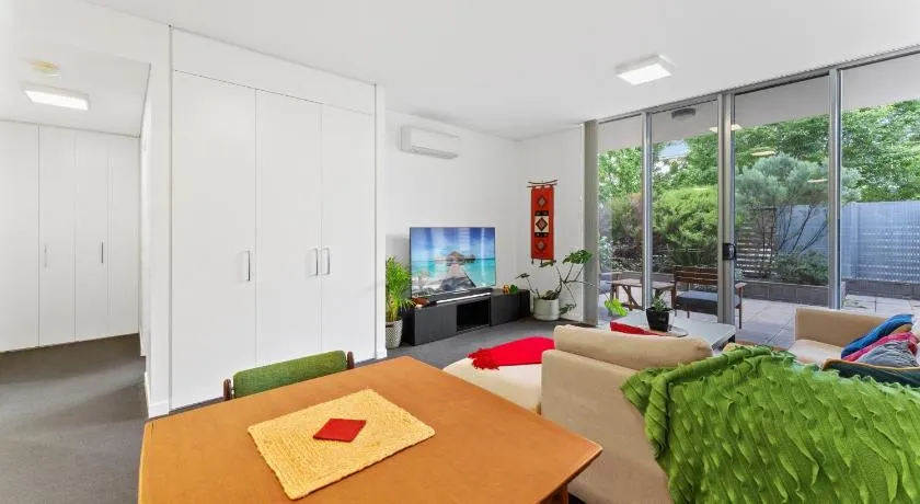 Tranquil 1-Bed Apartment with Courtyard Pool BBQ - Image 1