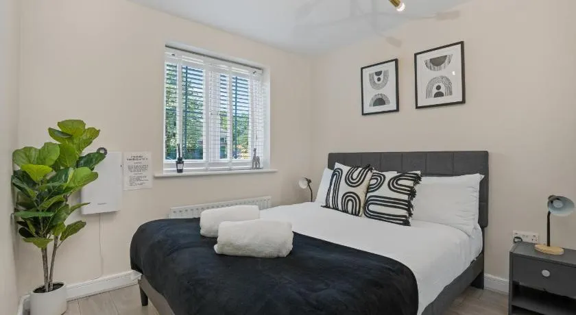 2-Bed Apartment Near Heathrow - Free Parking - Contractor & Leisure Stays - Image 1