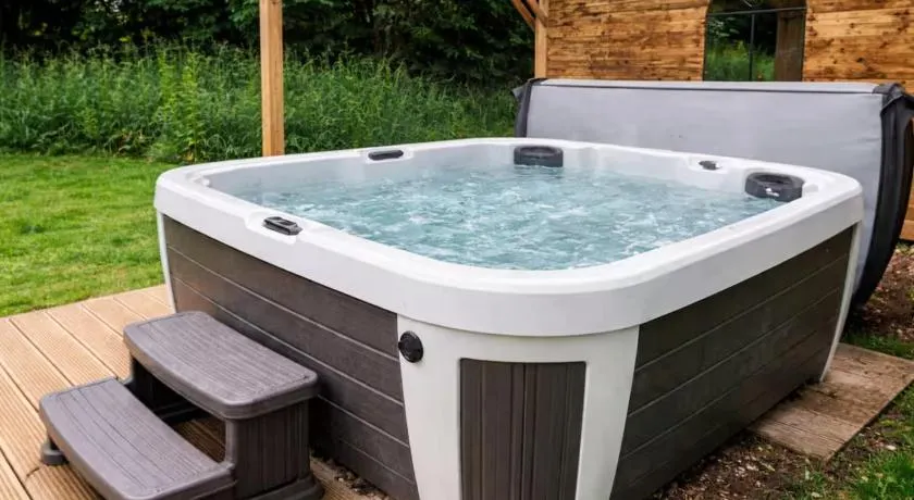 Cadnam Cottage with Private Hot Tub, New Forest - Image 1