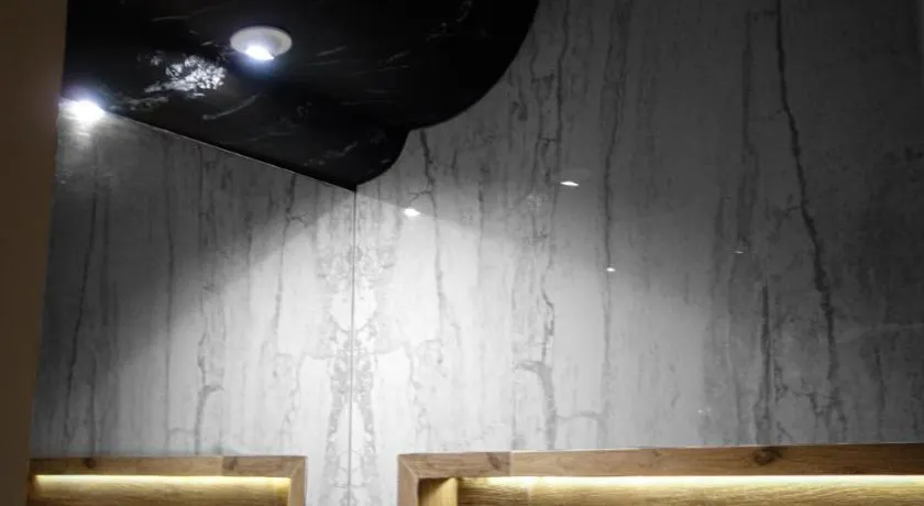 New York Hotel/Motel - Image 1
