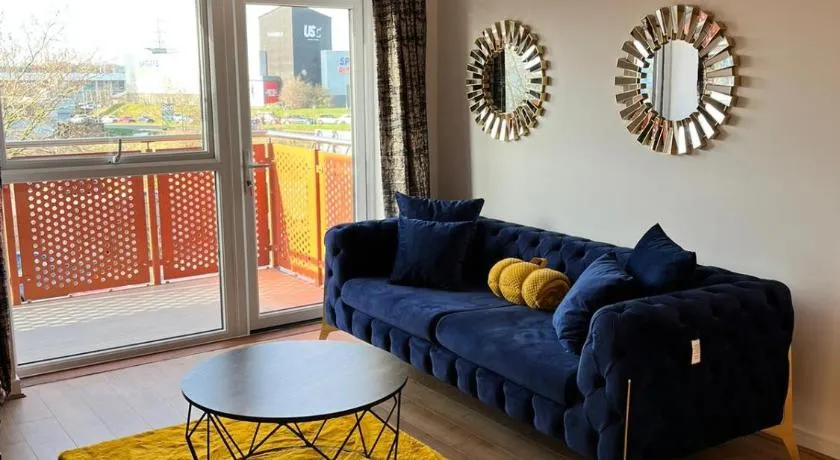 Lakeside Apartment - 2 Bed, Free Parking - Image 1