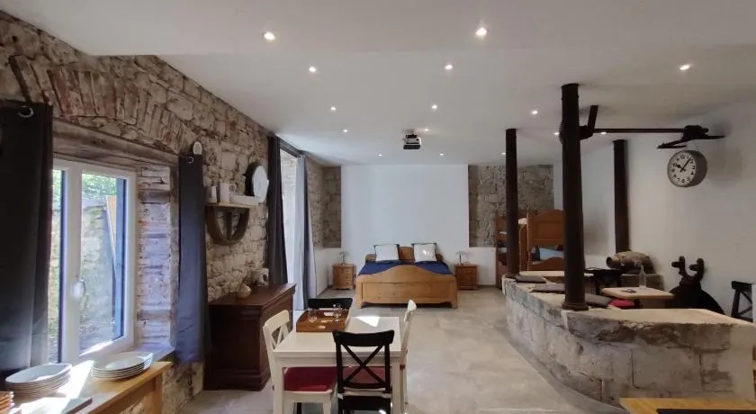Gites du Longevent Appartement du Moulin Pérouges - Image 1