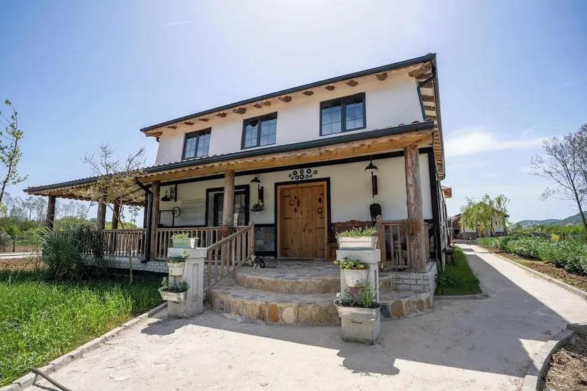 Dachas Cove Hotel - Image 1