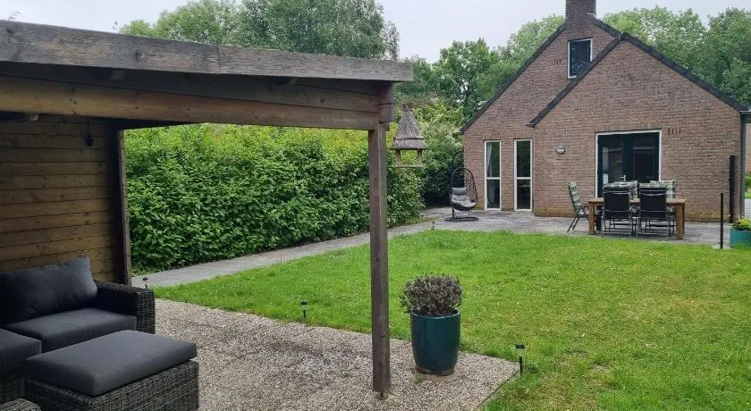 Vrijstaande woning met jacuzzi in grote tuin - Image 1