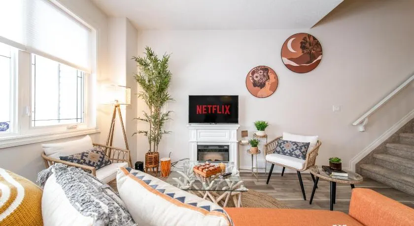Bali Style Home - King Bed - Fireplace - Jacuzzi - Fast Wi-Fi - Free Netflix & Garage Parking - Image 1
