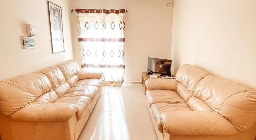 Stresa Court Apartments - Image 1