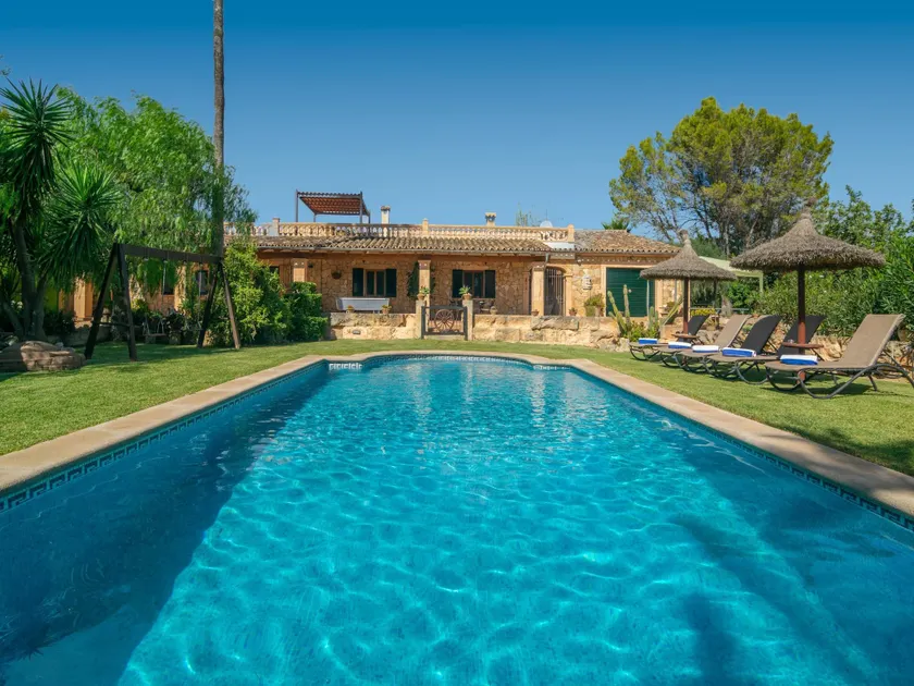 Spacieuse villa adaptée aux familles avec piscine privée, barbecue et jardin - Image 1