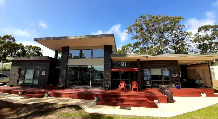 Spring Beach Garden Retreat - Image 1