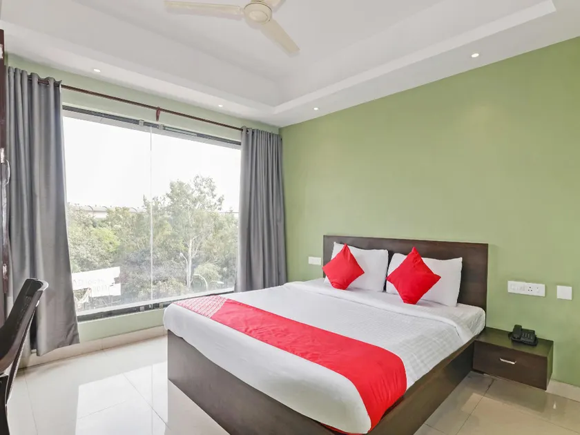 OYO Townhouse 152 Sarat Colony - Image 1