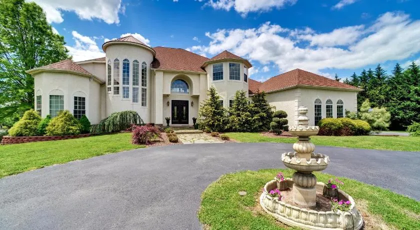 Whispering Oak Mansion - Image 1