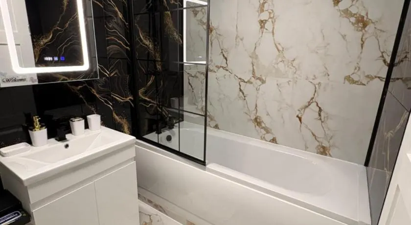 Modern En-Suite Double Bedroom in Cardiff with Private Entrance - Image 1