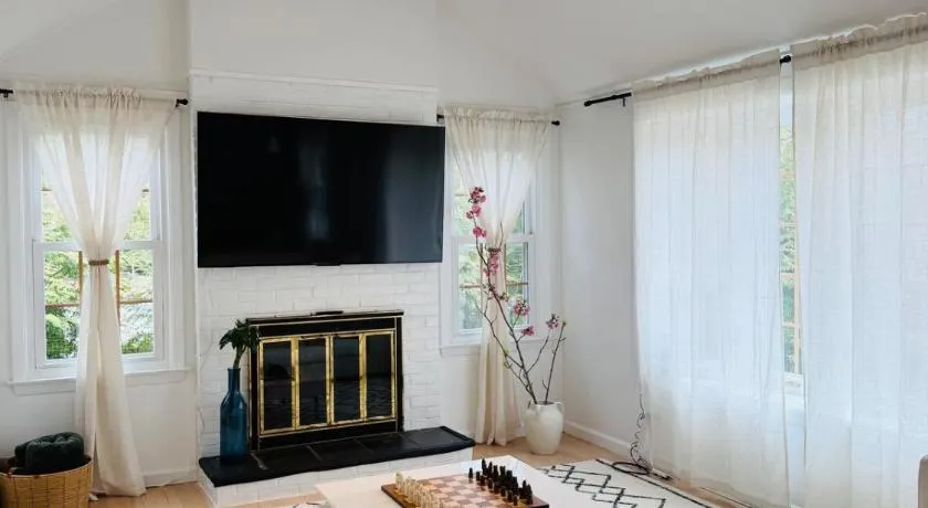 Walk to Beach! Hamptons Cottage with Hot Tub & Pool - Image 1