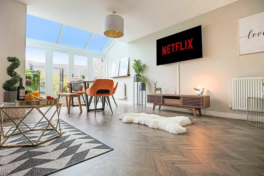 Luxury 5 Bedroom 3 Bathroom House - Smart TVs with Sky and Netflix, Super Fast WiFi, Free Parking by Yoko Property - Image 1