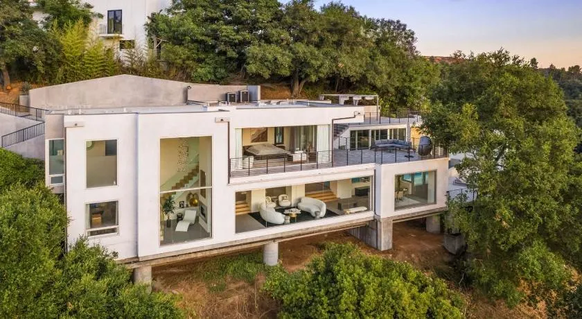 4BR Architectural Gem in Beverly Hills - Image 1