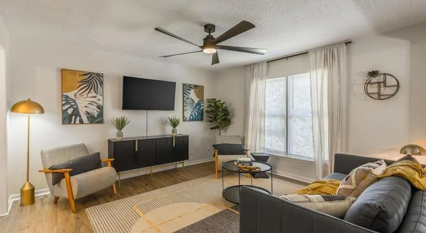 Large 4BR Home, Garage Short & Long Stay - Image 1