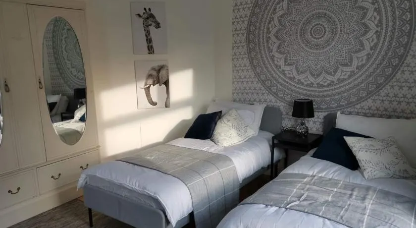 Corner House, Sleeps 8 in 4 Bedrooms, near train station, Great Value! - Image 1
