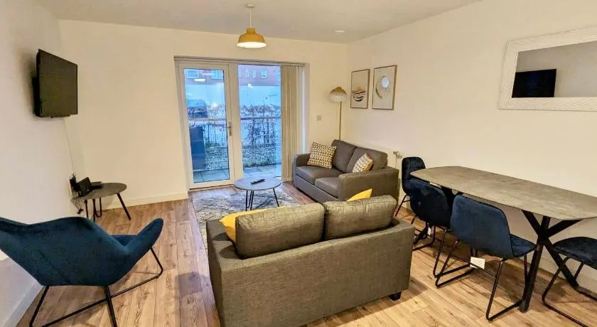 Spacious 2 bed ground floor apartment, Free parking, close to Historic dockyard & Gunwharf Quays - Image 1