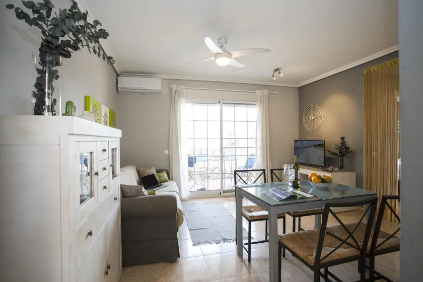 L'appartement à Puçol dispose de 2 chambre(s) et peut accueillir 5 personnes.Logement de 51 m².Il est situé dans une zone idéale pour les enfants et dans le complexe résidentiel.Il dispose d'un ascenseur, mobilier de jardin, terrasse, fer à repass - Image 1