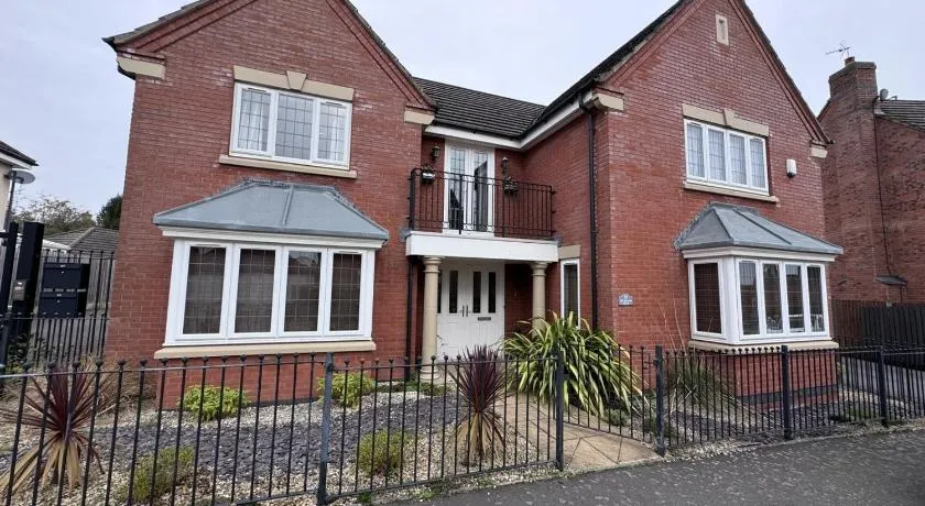 Spacious 4BD House with Character in Coventry - Image 1