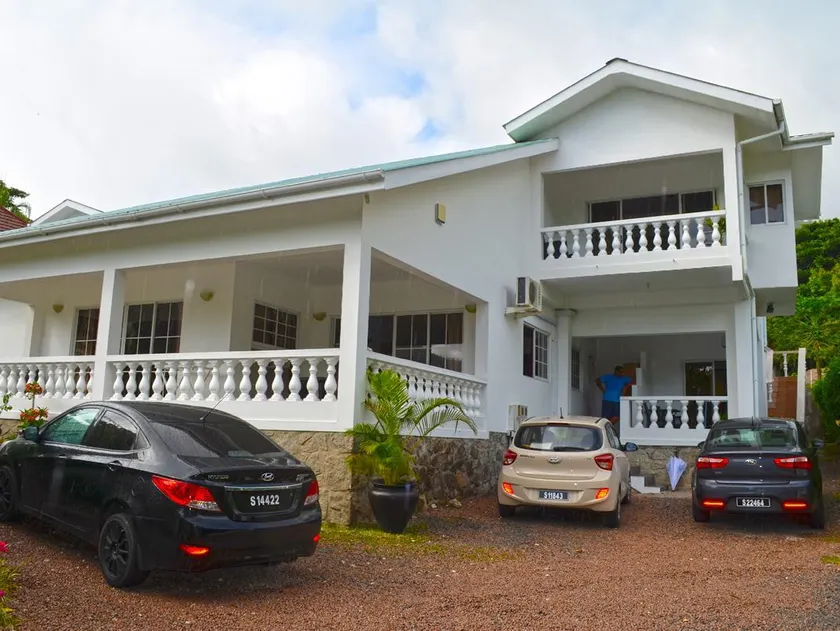 Rowsvilla Guest House - Image 1
