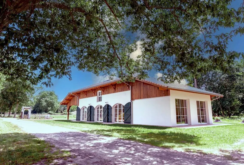 Large house in the forest bordering a lake - Image 1