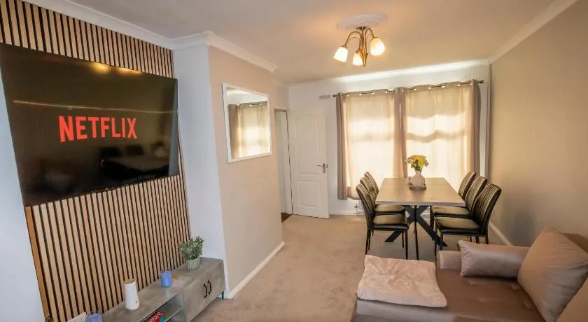 3 Bed Home - Sleeps 8 - Stoke City fc - Parking - Image 1