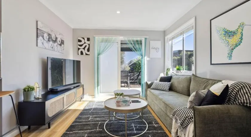 Gina's Retreat - Chic Comfort near Mount Taylor - Image 1