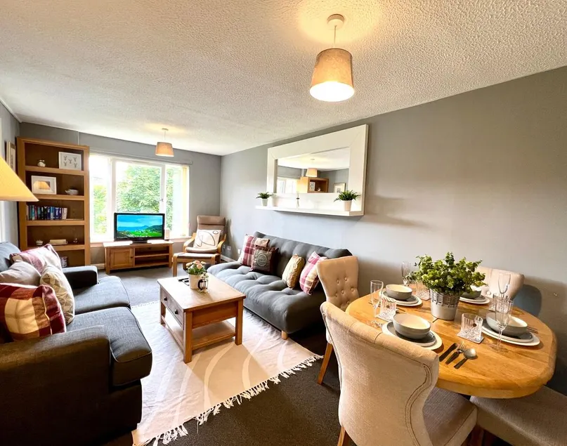 Spacious 2 Bed-Flat in Glasgow City - Free Parking - Image 1