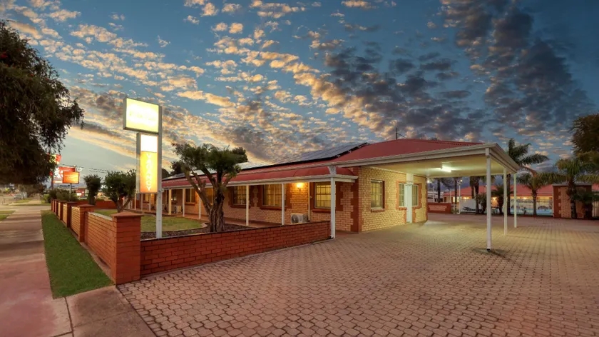Charles Rasp Motor Inn & Cottages - Image 1