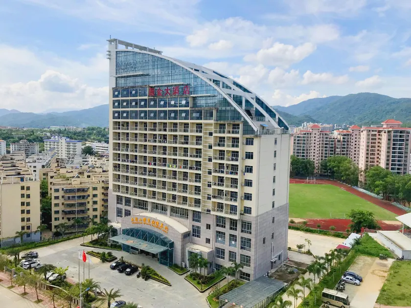 Wuzhishan Guojin Hotel - Image 1