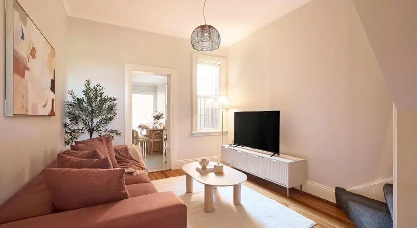 4BR Historic Eveleigh Escape - Image 1
