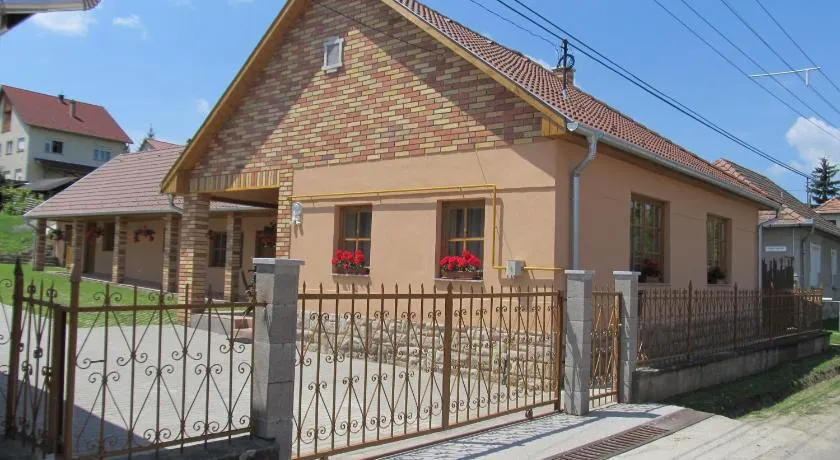 Tavi Fészek Vendégház - Image 1