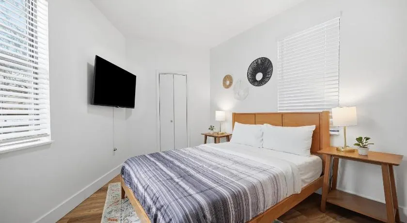 Dormont Pittsburgh 1B Stylish and Modern 1 Bedroom Apartment, Free Street Parking - Image 1