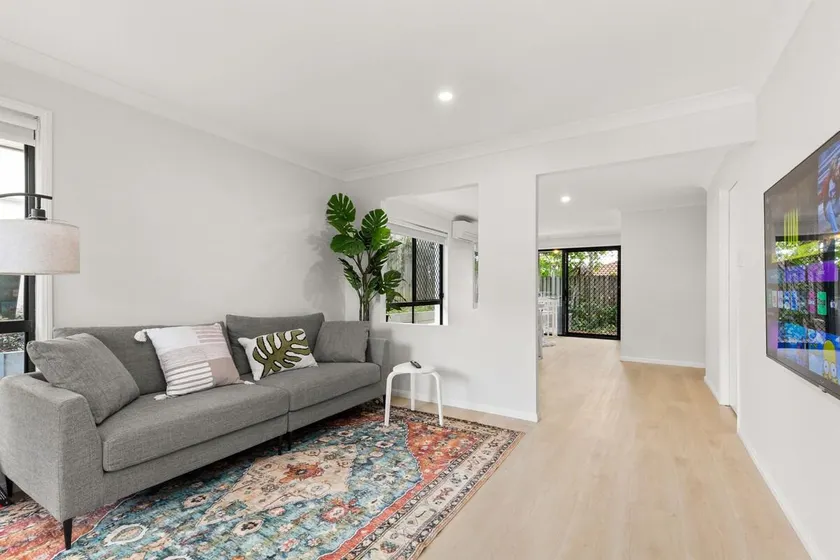 Sleek & Comfortable 3-Bed Townhouse for Your Stay - Image 1