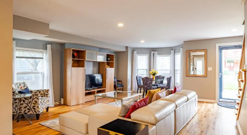 Spacious Row Home next Transit near Downtown w Parking - Image 1