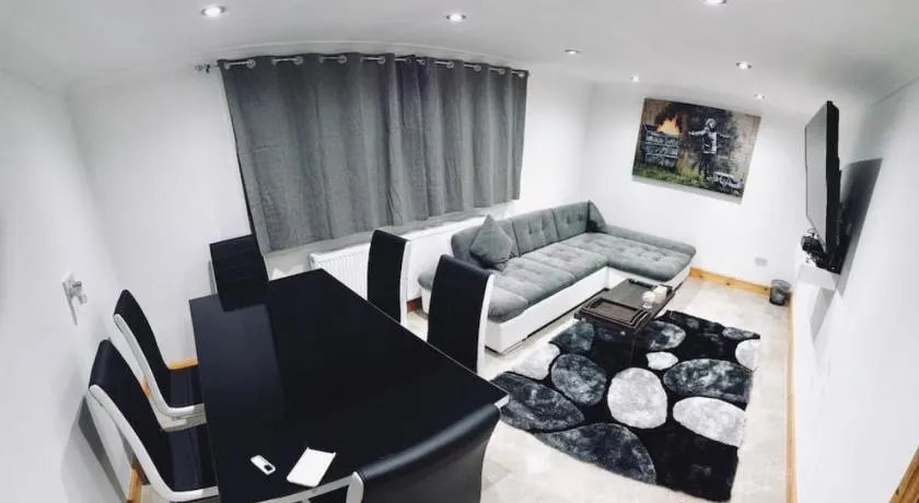 Stratford city apartments - Image 1