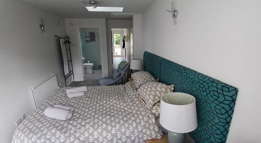 Ensuite Room with Private Entrance - Image 1