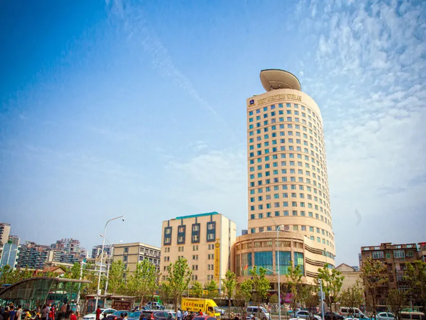Wuhan Premier Mayflowers Hotel - Image 1