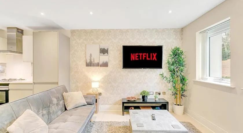 2BR Flat Prime location Free parking long stays - Image 1