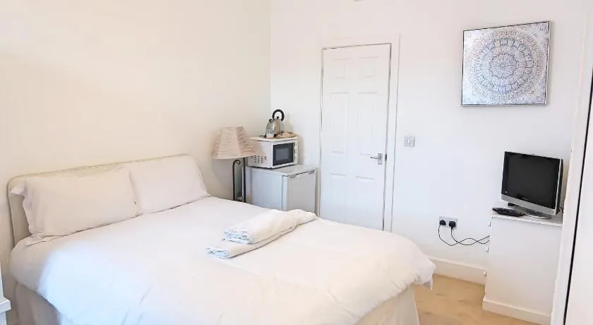 Whitburn Guest House About 7 mins Walk To The City Free Internet TV - Image 1